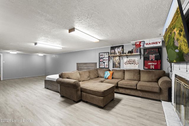 6714 Shareith Dr, Louisville, KY 40228