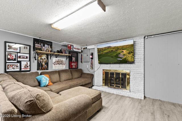 6714 Shareith Dr, Louisville, KY 40228