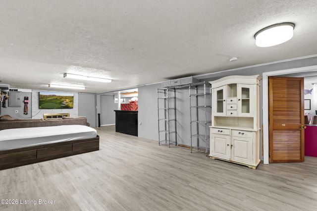 6714 Shareith Dr, Louisville, KY 40228