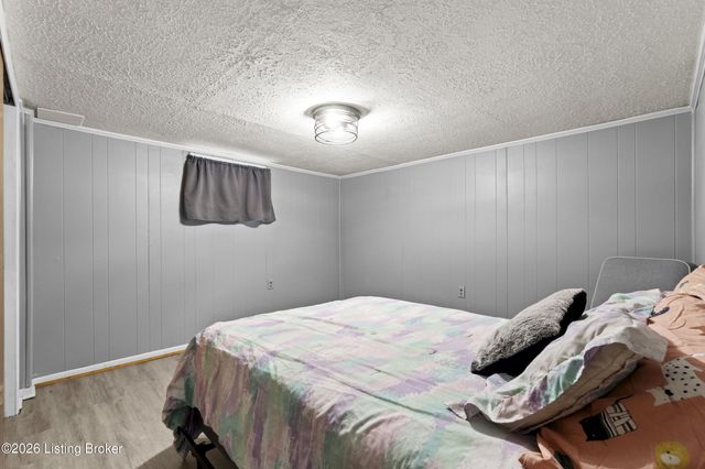 6714 Shareith Dr, Louisville, KY 40228