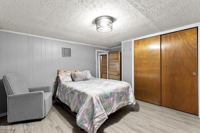 6714 Shareith Dr, Louisville, KY 40228