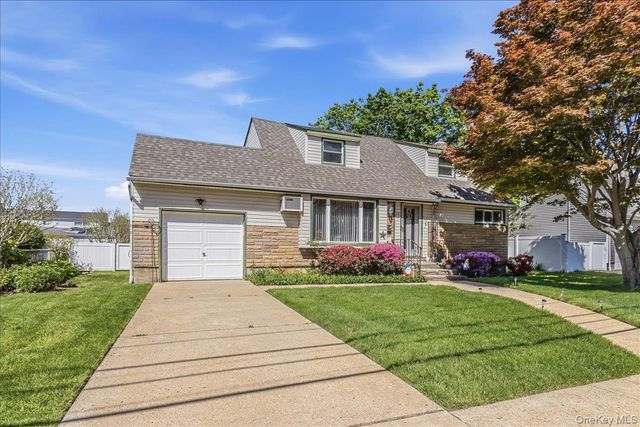28 Linwood Place, Massapequa Park, NY 11762