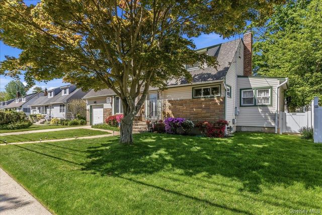 28 Linwood Place, Massapequa Park, NY 11762