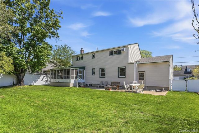 28 Linwood Place, Massapequa Park, NY 11762