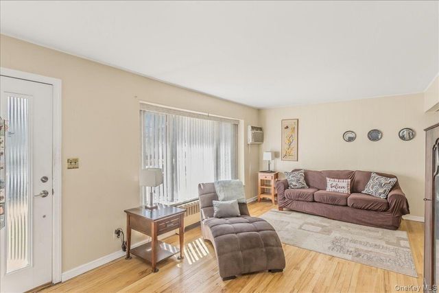 28 Linwood Place, Massapequa Park, NY 11762