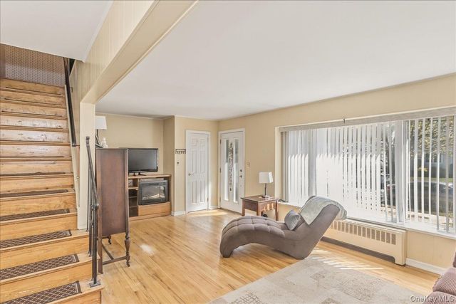 28 Linwood Place, Massapequa Park, NY 11762