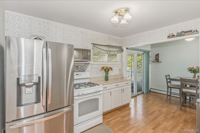 28 Linwood Place, Massapequa Park, NY 11762