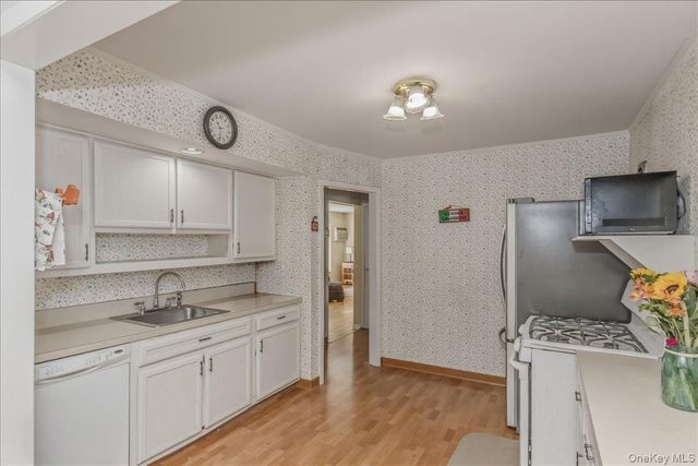 28 Linwood Place, Massapequa Park, NY 11762