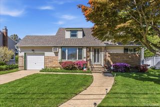 28 Linwood Place, Massapequa Park, NY 11762