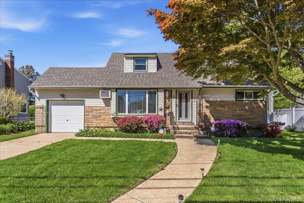 28 Linwood Place, Massapequa Park, NY 11762