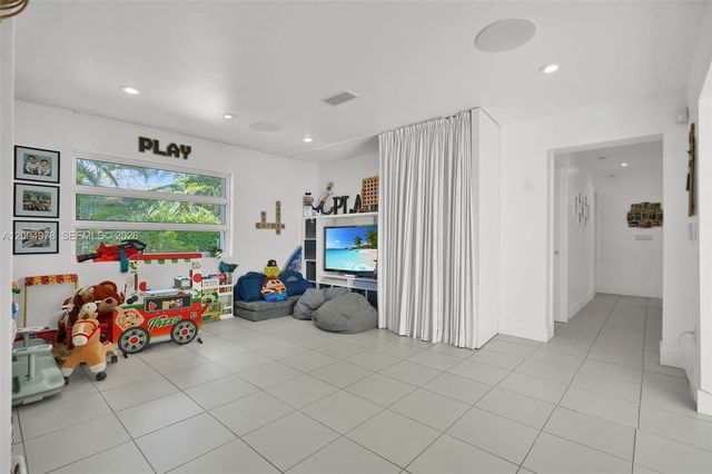 15540 SW 152nd Ter, Miami, FL 33187