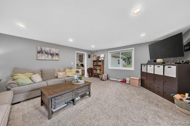 9110 Grove Drive, Whitmore Lake, MI 48189