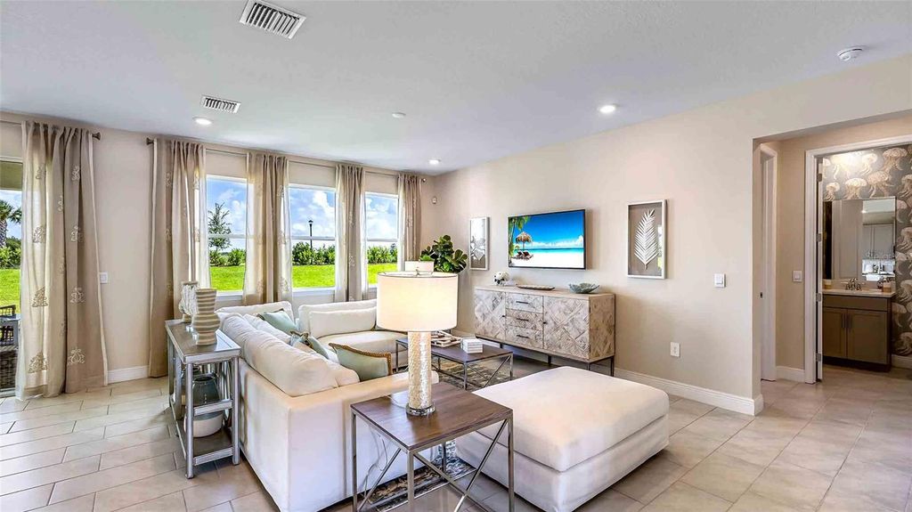 Image 9 of property listing at 5243 ROSADO RUN, Lakewood Ranch, FL 34211