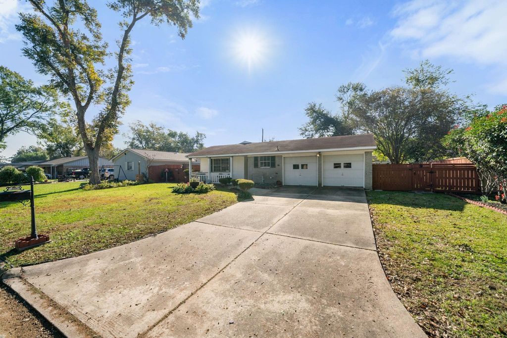 206 Southbrook Circle, Houston, TX 77060