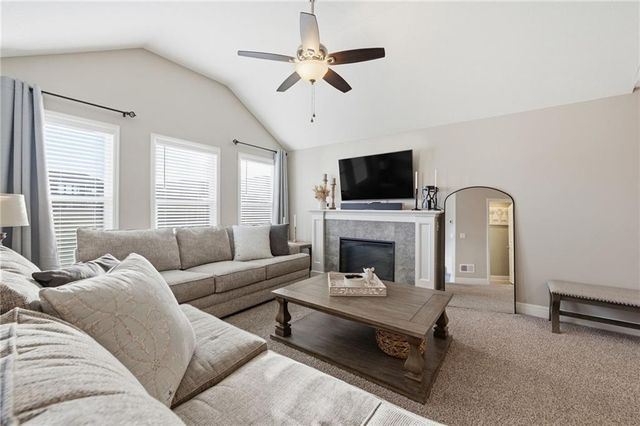 4917 N 141st Lane, Basehor, KS 66007