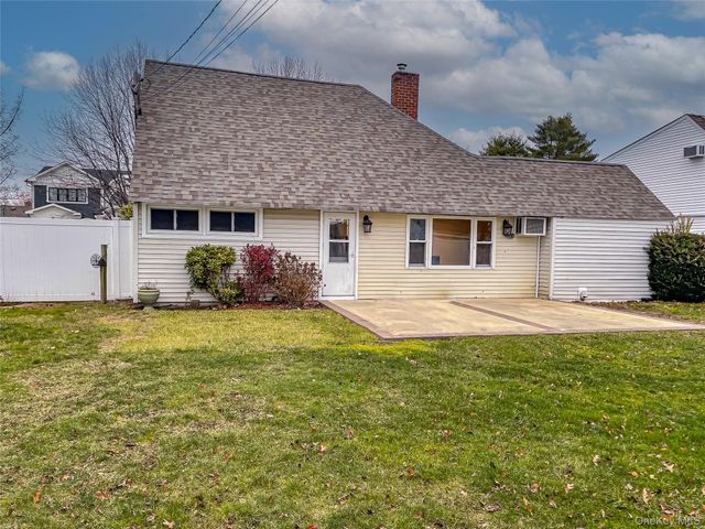 16 Sleepy Lane, Hicksville, NY 11801