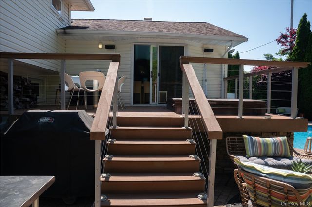 105 Lincoln Road S, Plainview, NY 11803