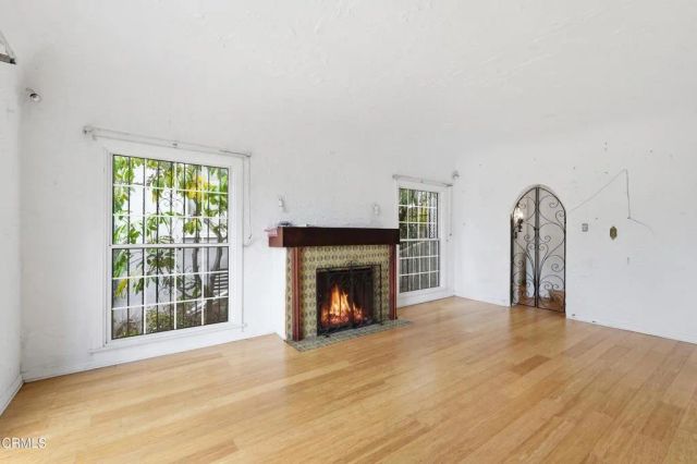 3911 De Longpre Avenue, Los Angeles, CA 90027