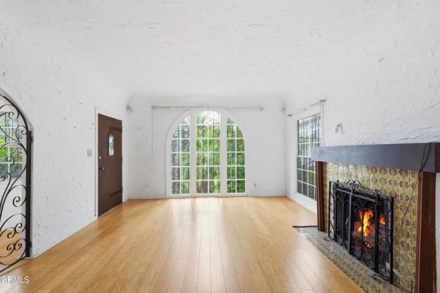 3911 De Longpre Avenue, Los Angeles, CA 90027