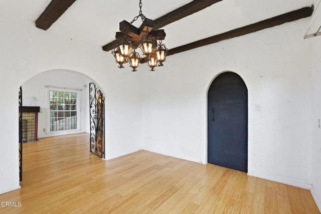 3911 De Longpre Avenue, Los Angeles, CA 90027