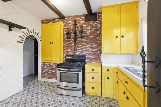 3911 De Longpre Avenue, Los Angeles, CA 90027