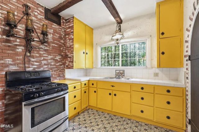 3911 De Longpre Avenue, Los Angeles, CA 90027
