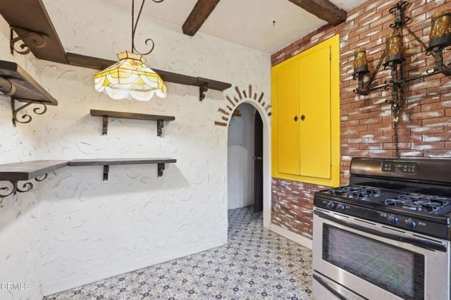 3911 De Longpre Avenue, Los Angeles, CA 90027