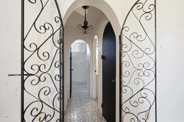 3911 De Longpre Avenue, Los Angeles, CA 90027