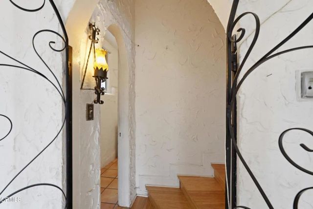 3911 De Longpre Avenue, Los Angeles, CA 90027
