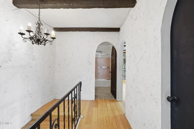 3911 De Longpre Avenue, Los Angeles, CA 90027