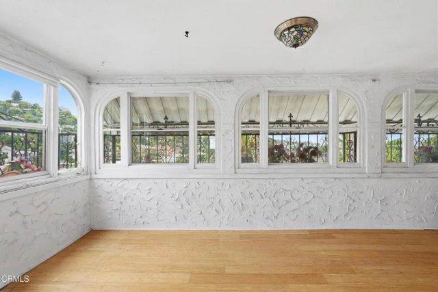 3911 De Longpre Avenue, Los Angeles, CA 90027