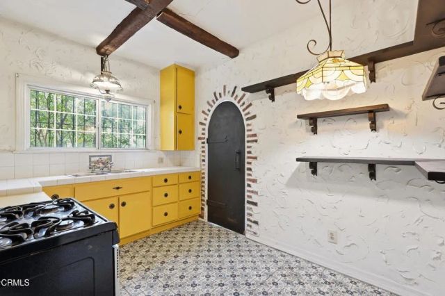3911 De Longpre Avenue, Los Angeles, CA 90027