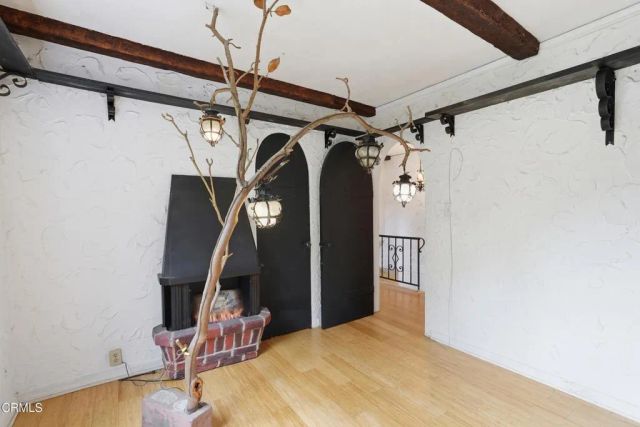 3911 De Longpre Avenue, Los Angeles, CA 90027