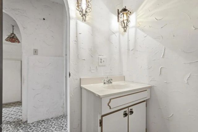 3911 De Longpre Avenue, Los Angeles, CA 90027