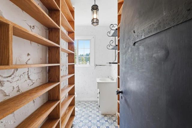 3911 De Longpre Avenue, Los Angeles, CA 90027