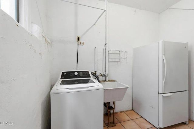 3911 De Longpre Avenue, Los Angeles, CA 90027