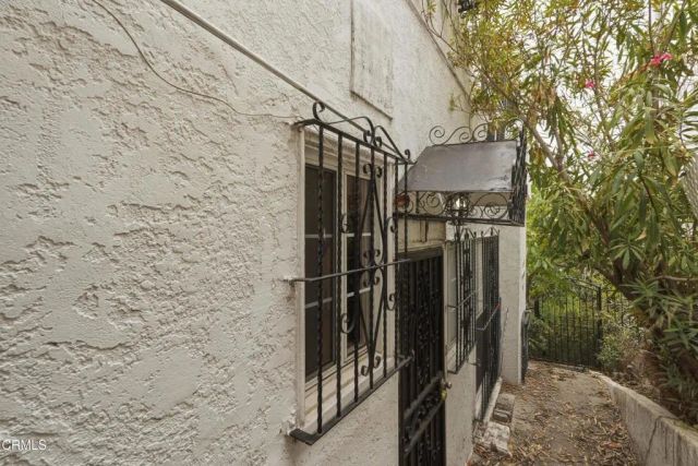 3911 De Longpre Avenue, Los Angeles, CA 90027