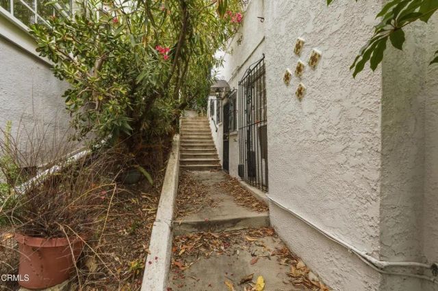 3911 De Longpre Avenue, Los Angeles, CA 90027