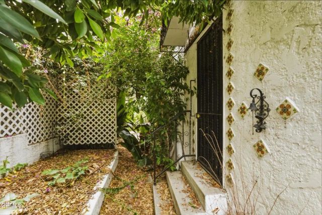 3911 De Longpre Avenue, Los Angeles, CA 90027