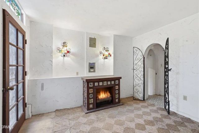 3911 De Longpre Avenue, Los Angeles, CA 90027