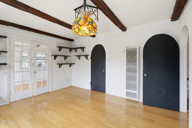 3911 De Longpre Avenue, Los Angeles, CA 90027