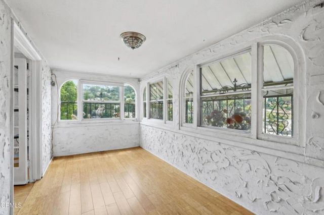 3911 De Longpre Avenue, Los Angeles, CA 90027