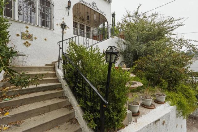 3911 De Longpre Avenue, Los Angeles, CA 90027