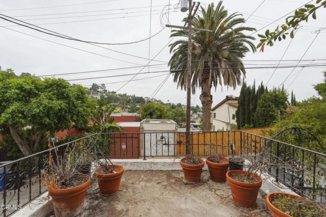 3911 De Longpre Avenue, Los Angeles, CA 90027