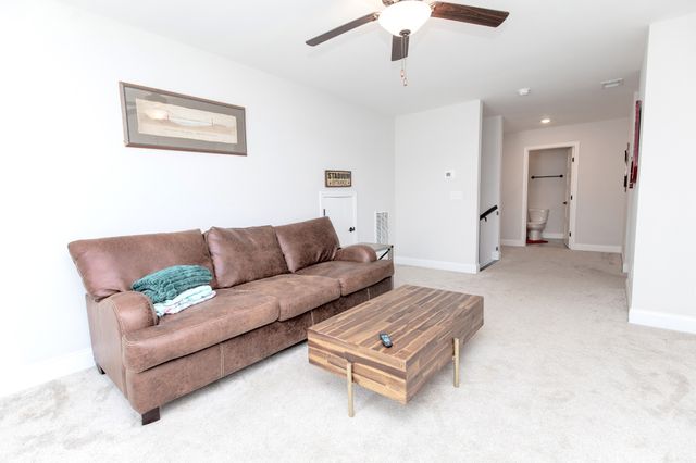 886 Cherry Grove Dr, Hendersonville, TN 37075