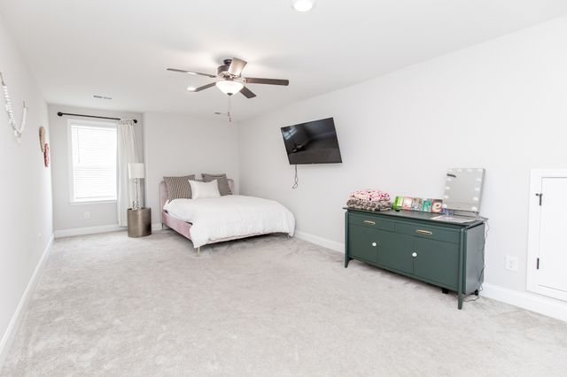 886 Cherry Grove Dr, Hendersonville, TN 37075