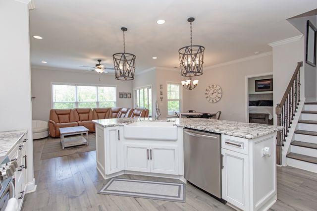 886 Cherry Grove Dr, Hendersonville, TN 37075
