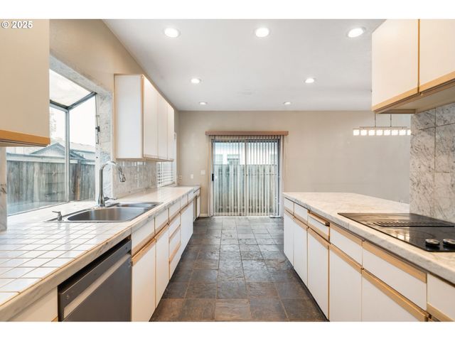 6636 S VIRGINIA Ave, Portland, OR 97239