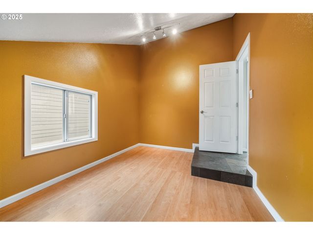 6636 S VIRGINIA Ave, Portland, OR 97239