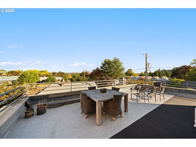 6636 S VIRGINIA Ave, Portland, OR 97239